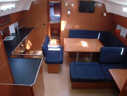 Bavaria 45 Cruiser salon