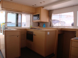 Catamaran Lagoon 450 kitchen