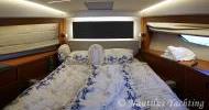 Guest cabin in bow - yacht-Prestige-520
