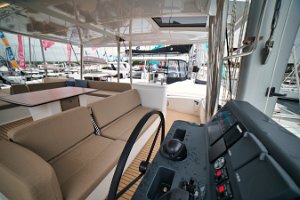 bali-58-flybridge-helm-003