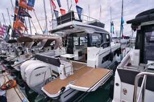 merry-fisher-1095-fly-serie2-piattaforma-pozzetto-002