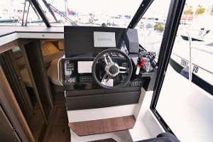 merry-fisher-1095-fly-serie2-timoneria-interna-003