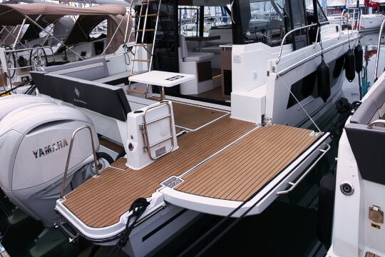 Motor boat Galeon 480 Fly - Beach mode