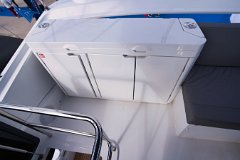 Flybridge Wetbar Opremljen hladnjakom i sudoperom, osigurava hladna pića uvijek pri ruci.