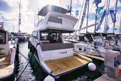 Pogled na krmu Sealine F430 Prostrani krmeni dio jahte 