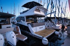 Dizajn krme motorne jahte Sealine F430 Moderan i funkcionalan dizajn za maksimalnu udobnost na moru.