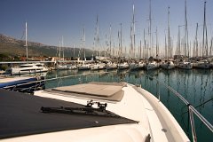 Sealine F430 Najam Hrvatska Pogled na udoban pramčani dio i marinu.