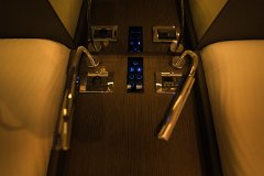 Detalji rasvjete Svjetla za čitanje i kontrole rasvjete pri ruci uz krevet.