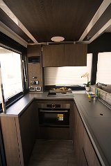 Potpuno opremljena kuhinja - Sealine F430 Funkcionalna kuhinja s puno prostora i vrhunskim uređajima na Sealine F430.