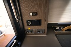 Zabava i kontrole Fusion audio sustav i upravljačka ploča nadohvat ruke u salonu.