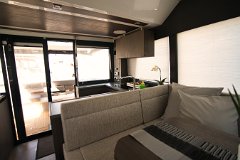 Sealine F430 Open Space Salon Velika staklena vrata spajaju unutrašnjost s krmenim kokpitom u jedan prostor.