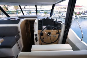 swift-trawler-41-fly-helm-007