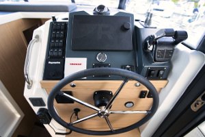 swift-trawler-41-fly-steering-wheel-008